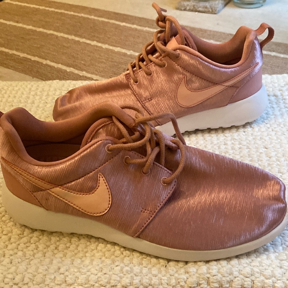 Women’s 6.5 pink and white Nike athletic shoes.